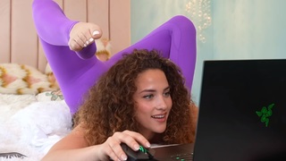 Sofie Dossi feet photo thumbnail