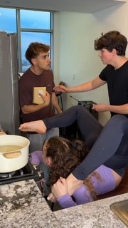 Sofie Dossi feet photo thumbnail