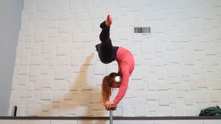 Sofie Dossi feet photo thumbnail