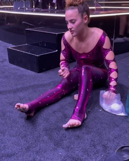 Sofie Dossi feet photo thumbnail