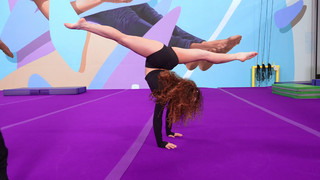 Sofie Dossi feet photo thumbnail