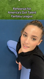 Sofie Dossi feet photo thumbnail