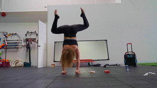 Sofie Dossi feet photo thumbnail