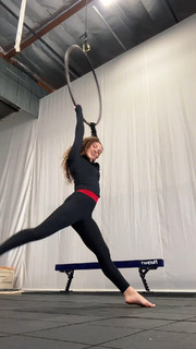 Sofie Dossi feet photo thumbnail