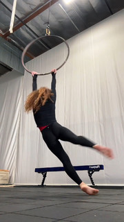 Sofie Dossi feet photo thumbnail