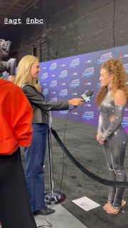 Sofie Dossi feet photo thumbnail