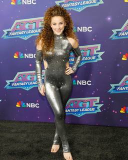 Sofie Dossi feet photo thumbnail