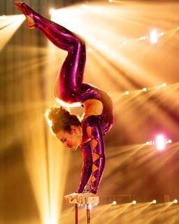 Sofie Dossi feet photo thumbnail