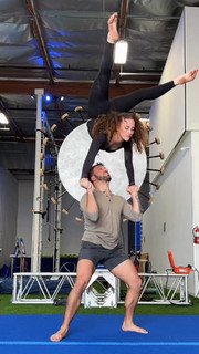 Sofie Dossi feet photo thumbnail