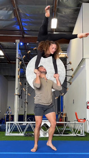 Sofie Dossi feet photo thumbnail