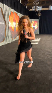 Sofie Dossi feet photo thumbnail
