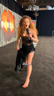 Sofie Dossi feet photo thumbnail
