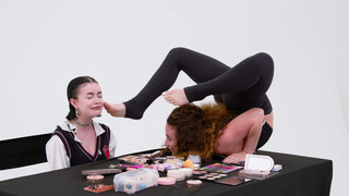 Sofie Dossi feet photo thumbnail