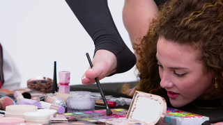 Sofie Dossi feet photo thumbnail
