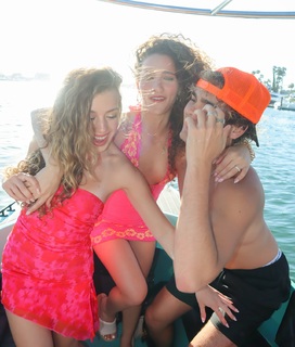 Sofie Dossi feet photo thumbnail