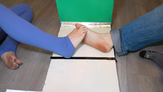 Sofie Dossi feet photo thumbnail