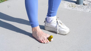 Sofie Dossi feet photo thumbnail