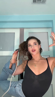 Sofie Dossi feet photo thumbnail