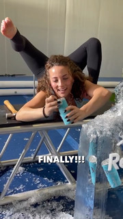 Sofie Dossi feet photo thumbnail