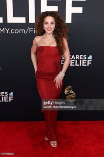 Sofie Dossi feet photo thumbnail