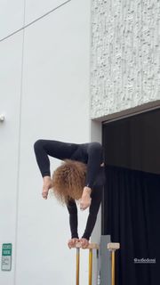 Sofie Dossi feet photo thumbnail
