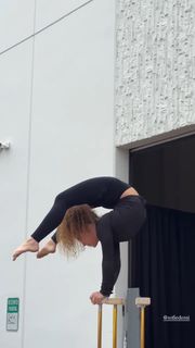 Sofie Dossi feet photo thumbnail