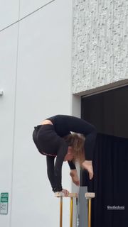 Sofie Dossi feet photo thumbnail