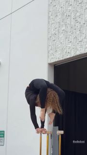 Sofie Dossi feet photo thumbnail