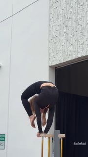 Sofie Dossi feet photo thumbnail
