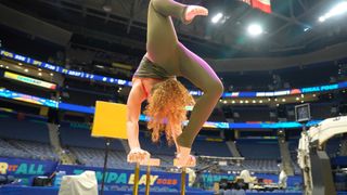 Sofie Dossi feet photo thumbnail