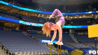 Sofie Dossi feet photo thumbnail