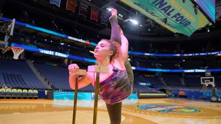 Sofie Dossi feet photo thumbnail