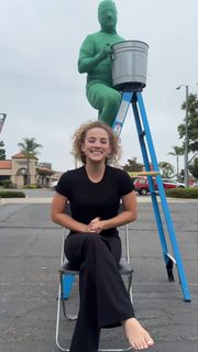 Sofie Dossi feet photo thumbnail