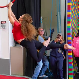 Sofie Dossi feet photo thumbnail
