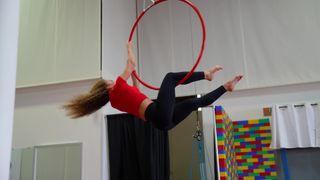 Sofie Dossi feet photo thumbnail