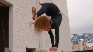 Sofie Dossi feet photo thumbnail