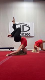 Sofie Dossi feet photo thumbnail