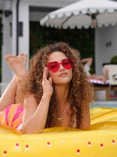 Sofie Dossi feet photo thumbnail