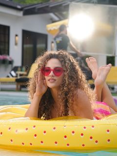 Sofie Dossi feet photo thumbnail