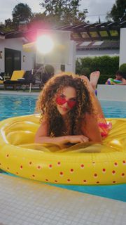 Sofie Dossi feet photo thumbnail