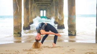 Sofie Dossi feet photo thumbnail