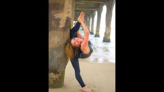 Sofie Dossi feet photo thumbnail