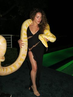 Sofie Dossi feet photo thumbnail