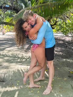 Sofie Dossi feet photo thumbnail