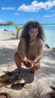 Sofie Dossi feet photo thumbnail