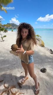 Sofie Dossi feet photo thumbnail