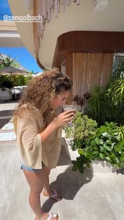 Sofie Dossi feet photo thumbnail