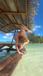 Sofie Dossi feet photo thumbnail