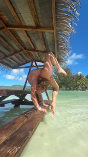 Sofie Dossi feet photo thumbnail