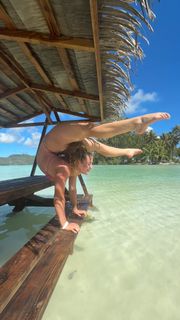 Sofie Dossi feet photo thumbnail